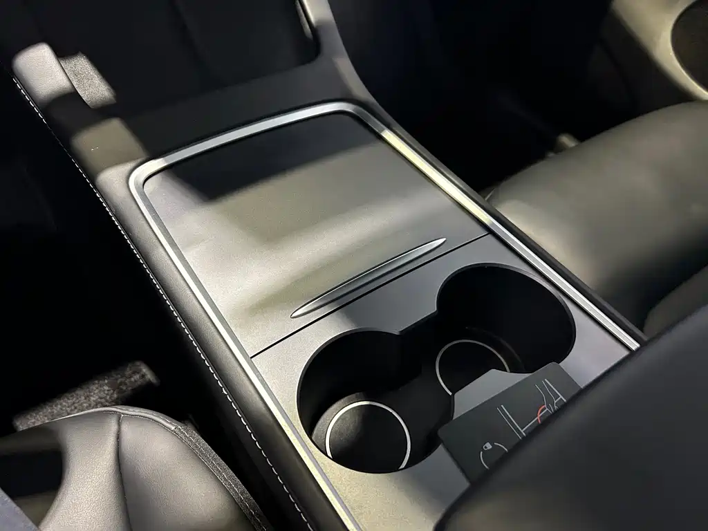 Tesla Model Y — миниатюра 15