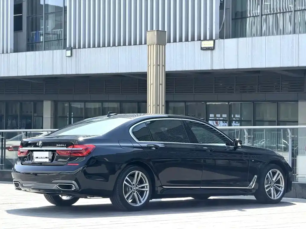 BMW 7 Series — миниатюра 3