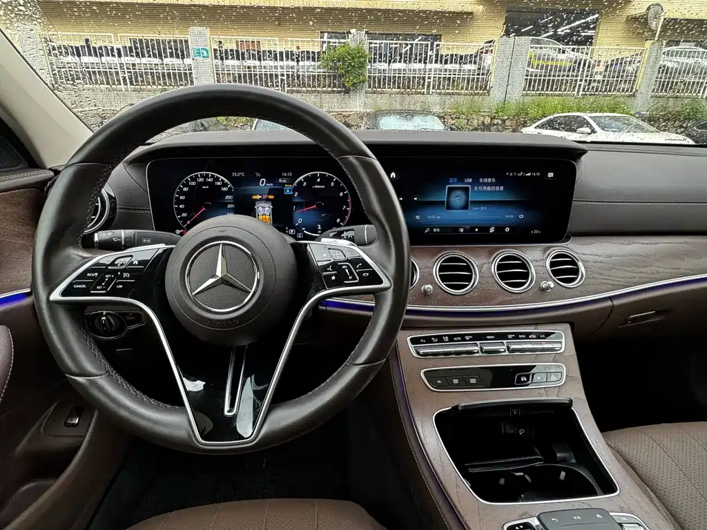 Mercedes-Benz E-Class — миниатюра 13