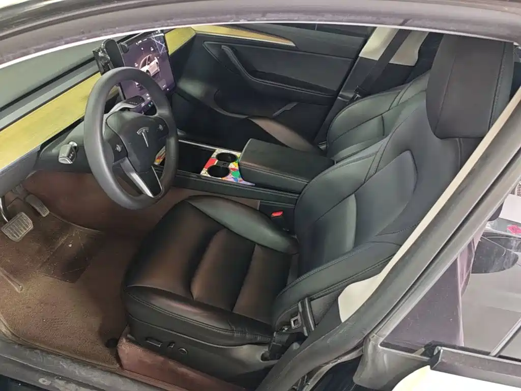 Tesla Model Y — миниатюра 15