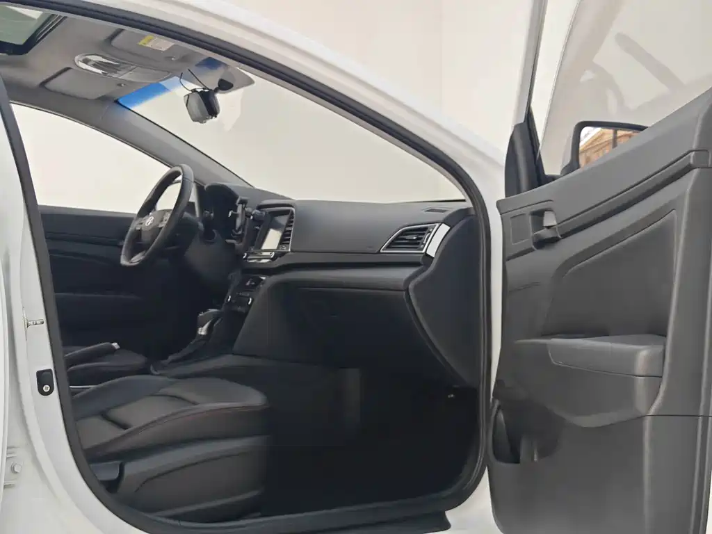Hyundai Elantra — миниатюра 14