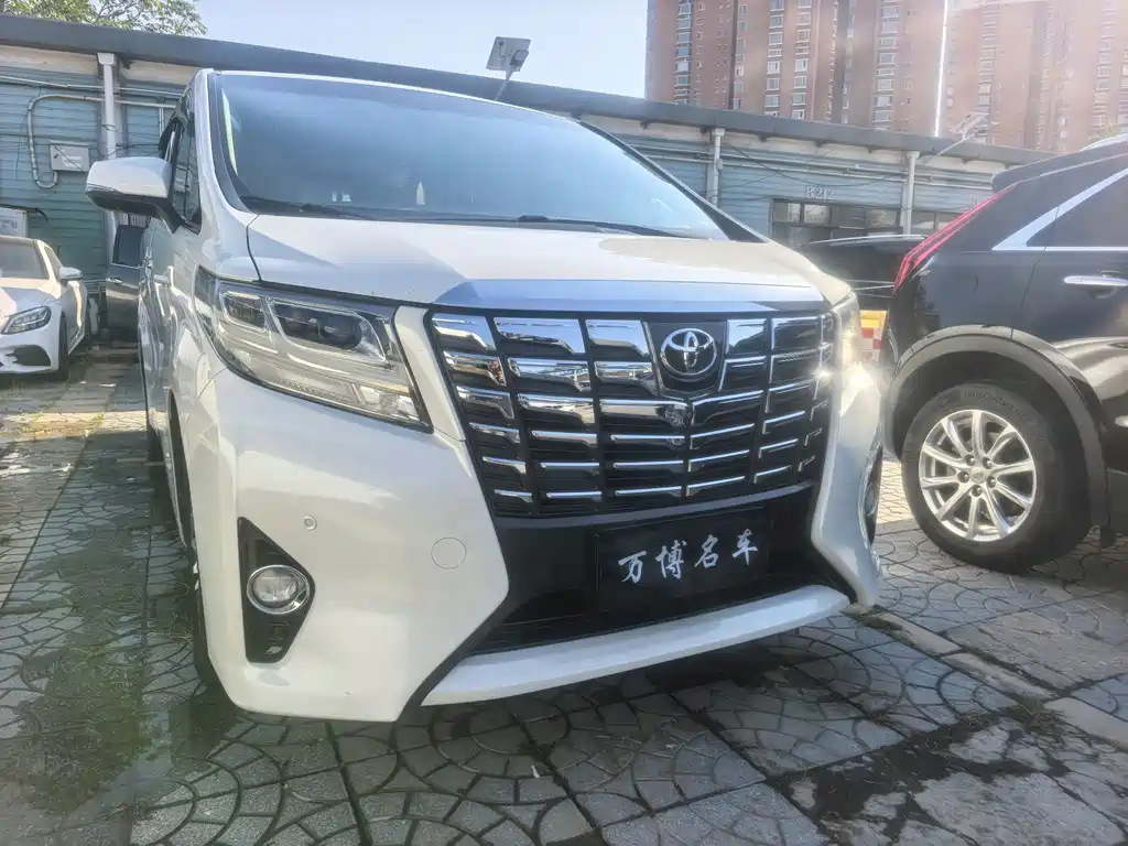 Toyota Alphard — миниатюра 3