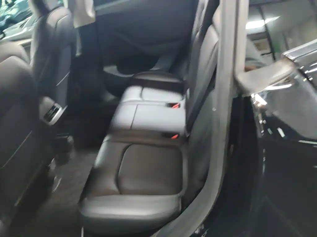 Tesla Model Y — миниатюра 17