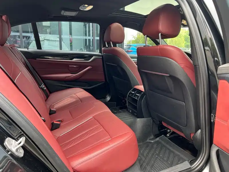 BMW 5 Series — миниатюра 8