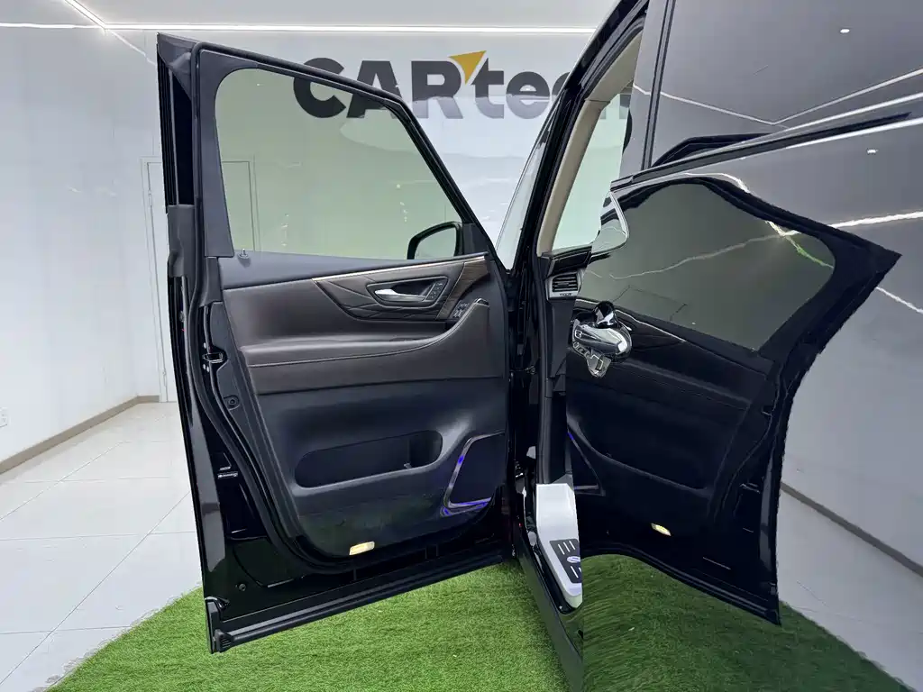 Toyota Alphard — миниатюра 22