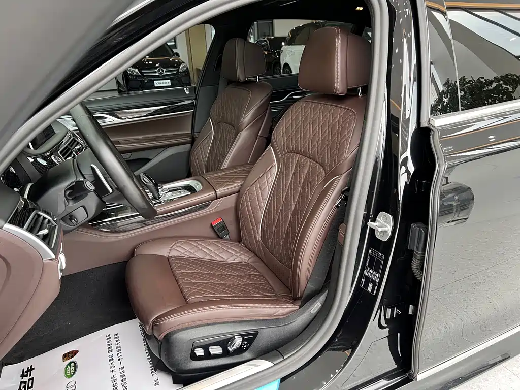BMW 7 Series — миниатюра 8