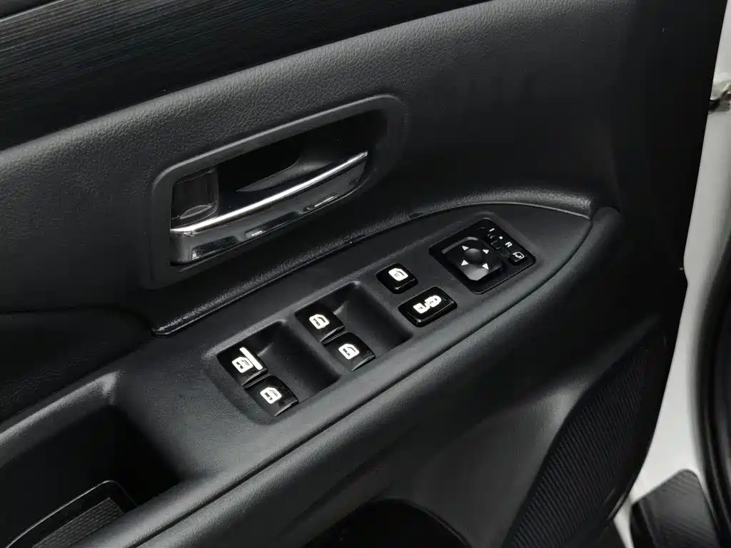 Mitsubishi Outlander 2018 2.4L Elite 5 мест