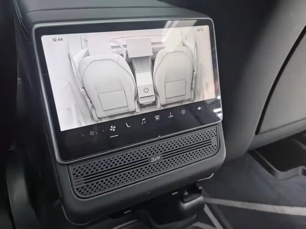 Tesla Model Y — миниатюра 23
