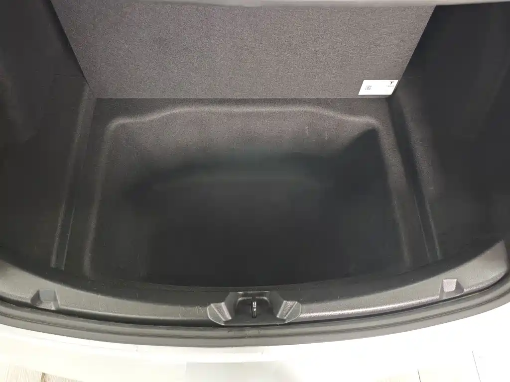 Tesla Model 3 — миниатюра 8
