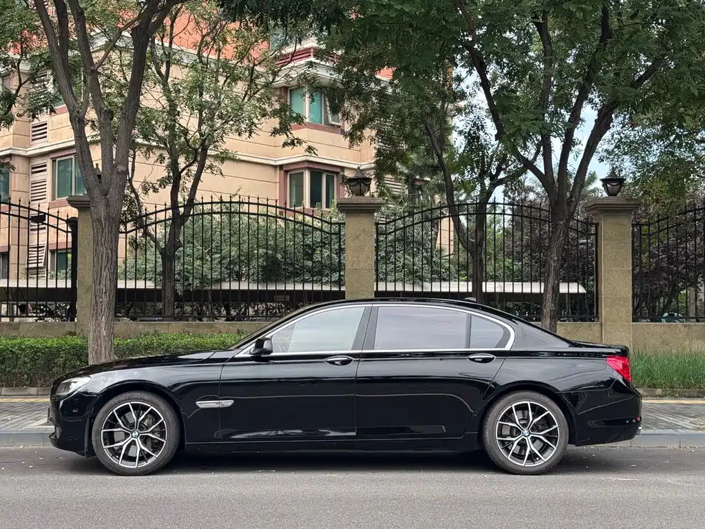 BMW 7 Series — миниатюра 5