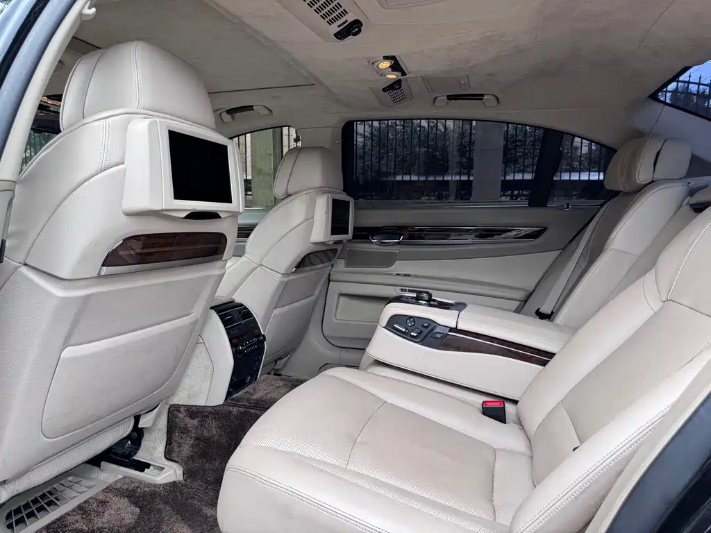 BMW 7 Series — миниатюра 10