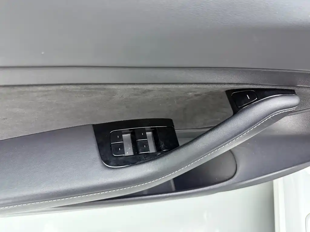 Tesla Model 3 — миниатюра 7