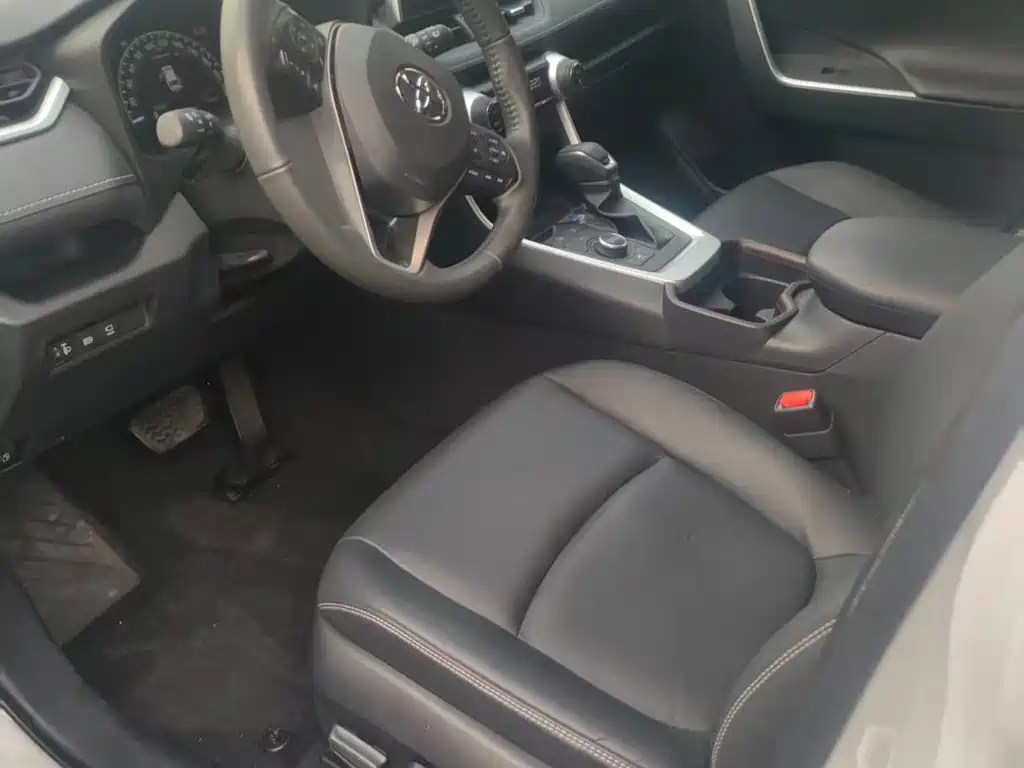 Toyota RAV4 — миниатюра 6