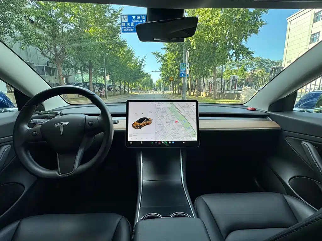 Tesla Model 3 — миниатюра 10