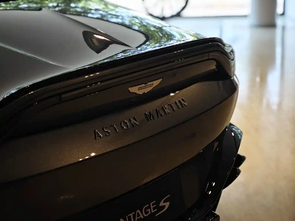 Aston Martin V8 Vantage — миниатюра 7