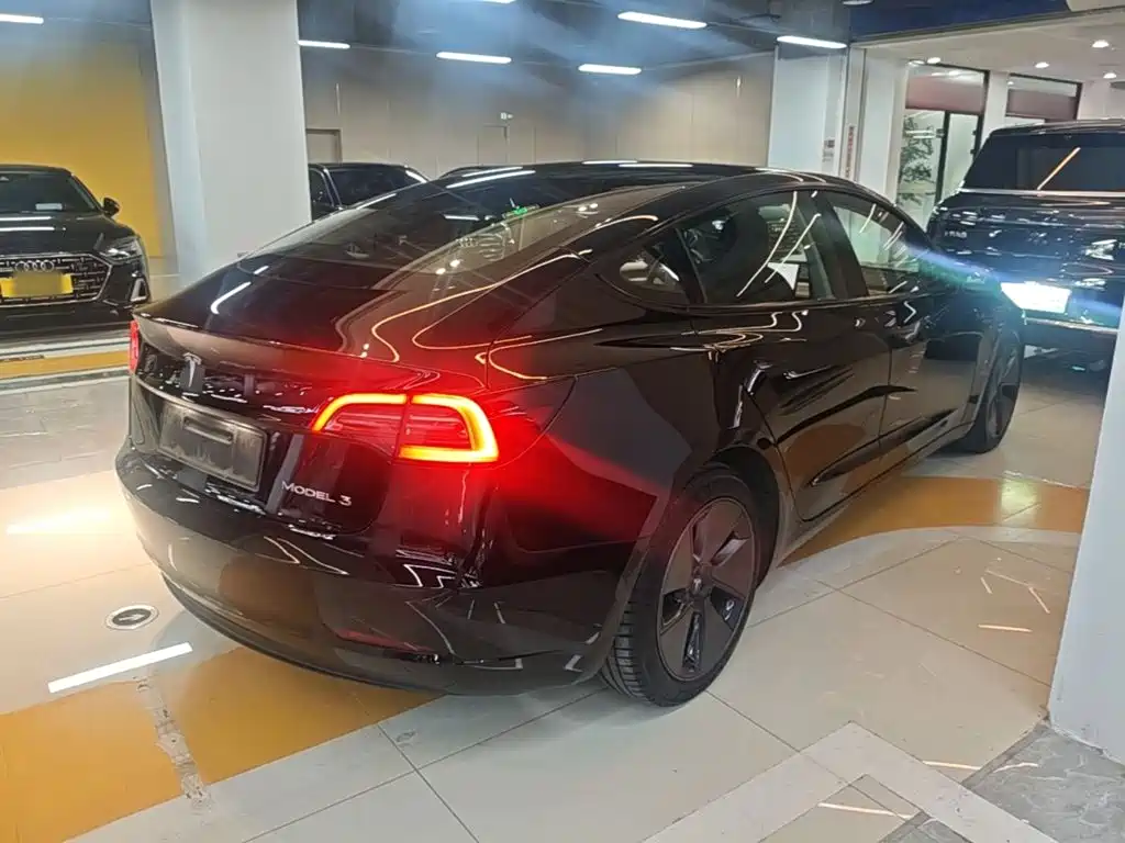 Tesla Model 3 — миниатюра 7
