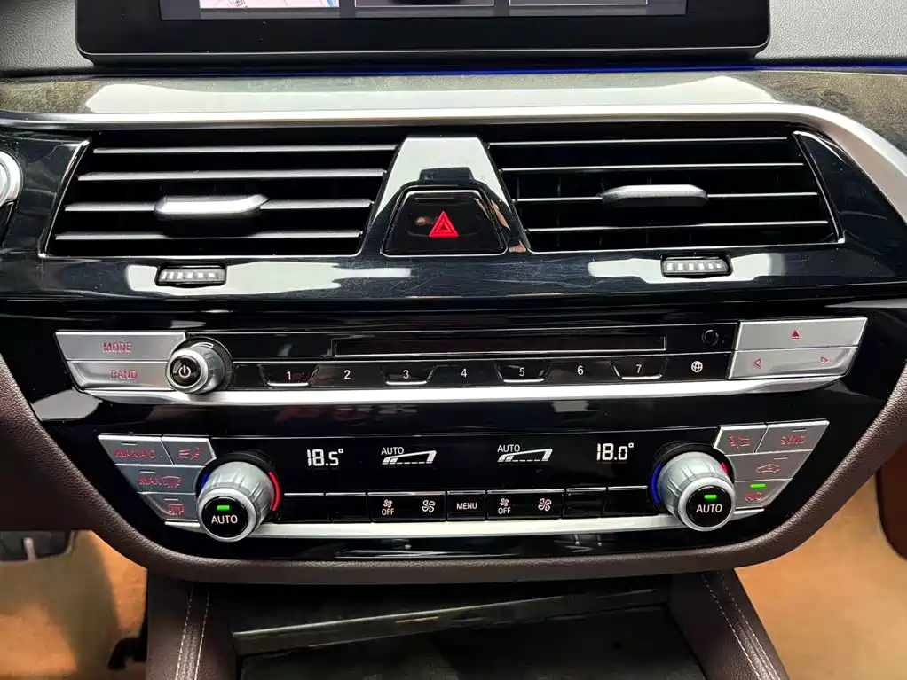 BMW 5 Series — миниатюра 11