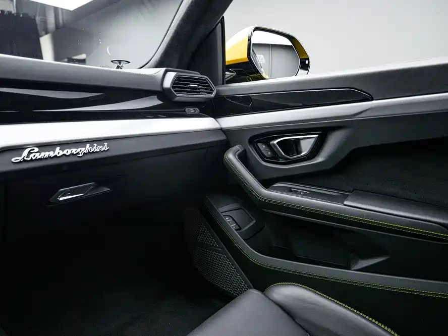 Lamborghini Urus — миниатюра 24