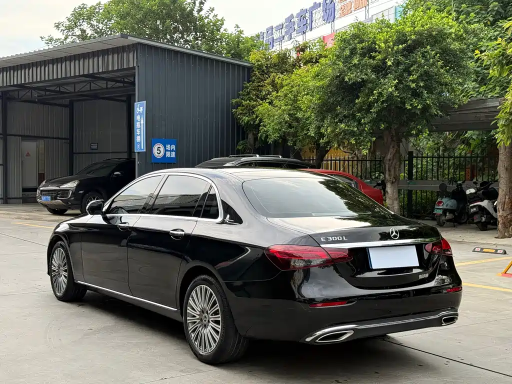 Mercedes-Benz E-Class — миниатюра 9
