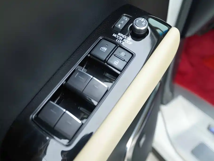Toyota Alphard — миниатюра 10