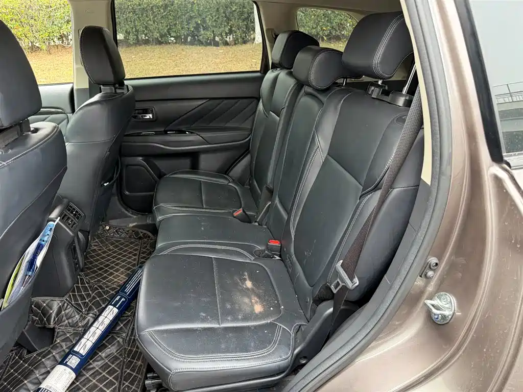 MITSUBISHI OUTLANDER