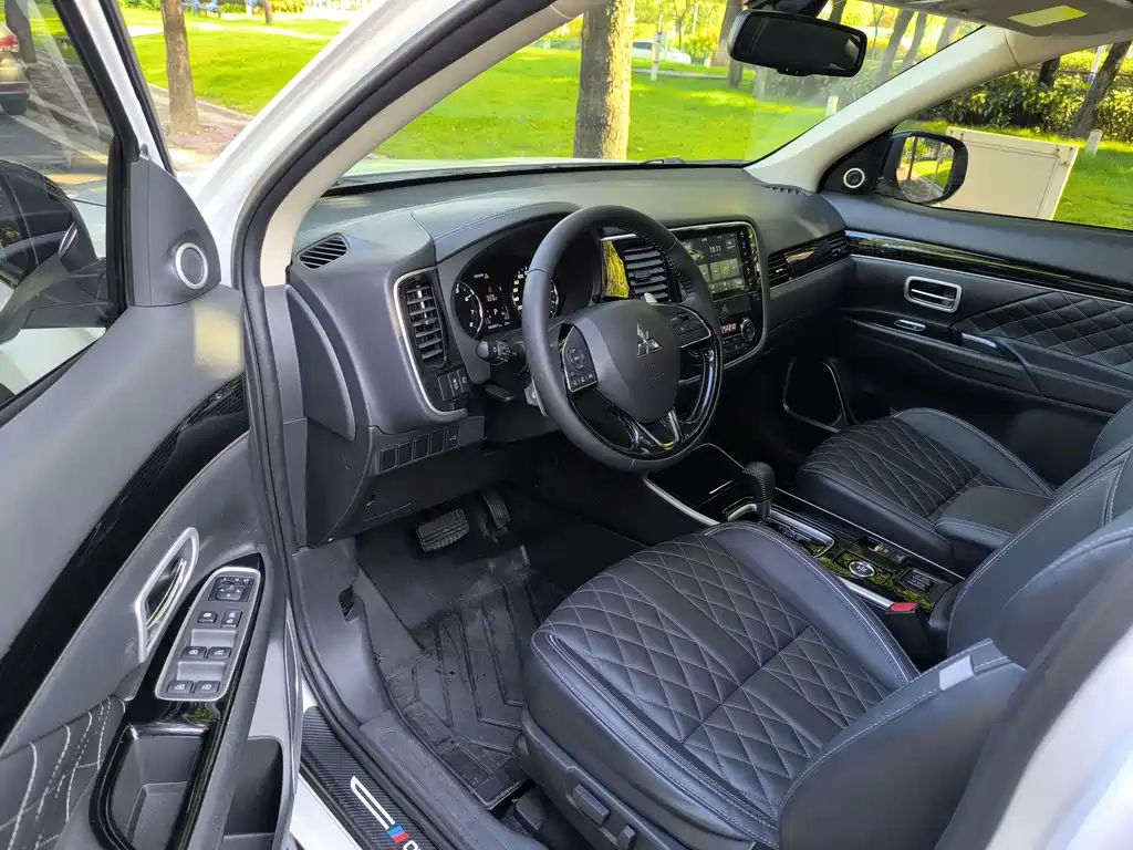 MITSUBISHI OUTLANDER