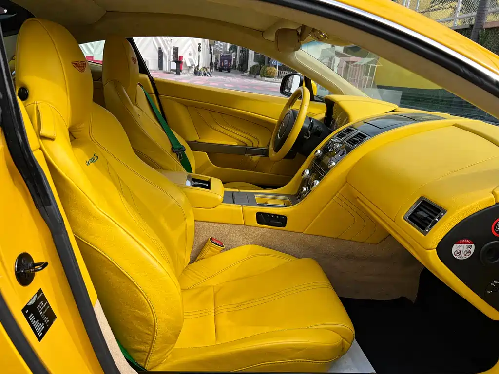ASTON MARTIN V8 VANTAGE
