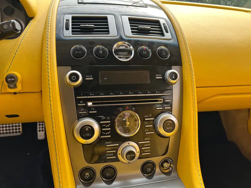 ASTON MARTIN V8 VANTAGE