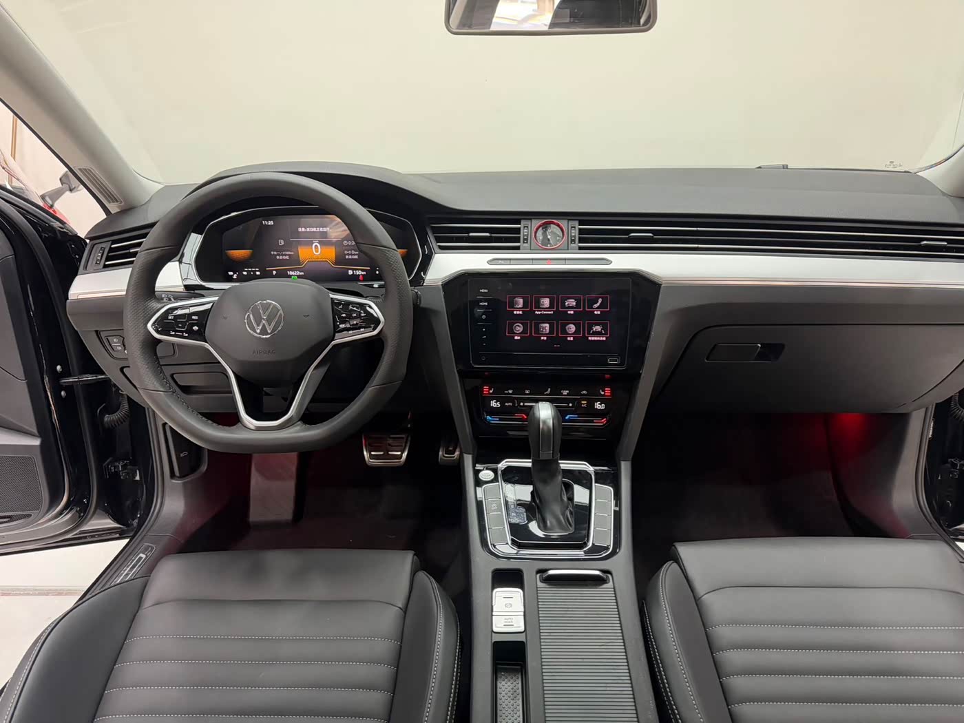 Volkswagen Magotan 1.4 л 2023 г. Чёрный, пробег 10500 км