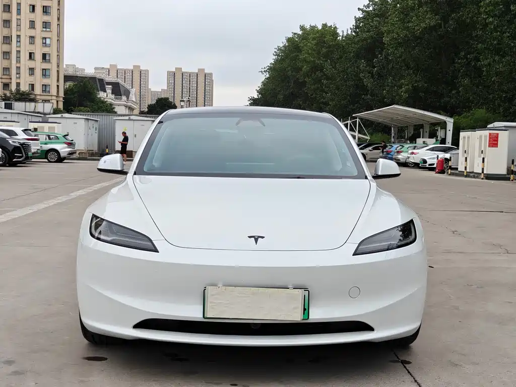 Tesla Model 3 — миниатюра 2