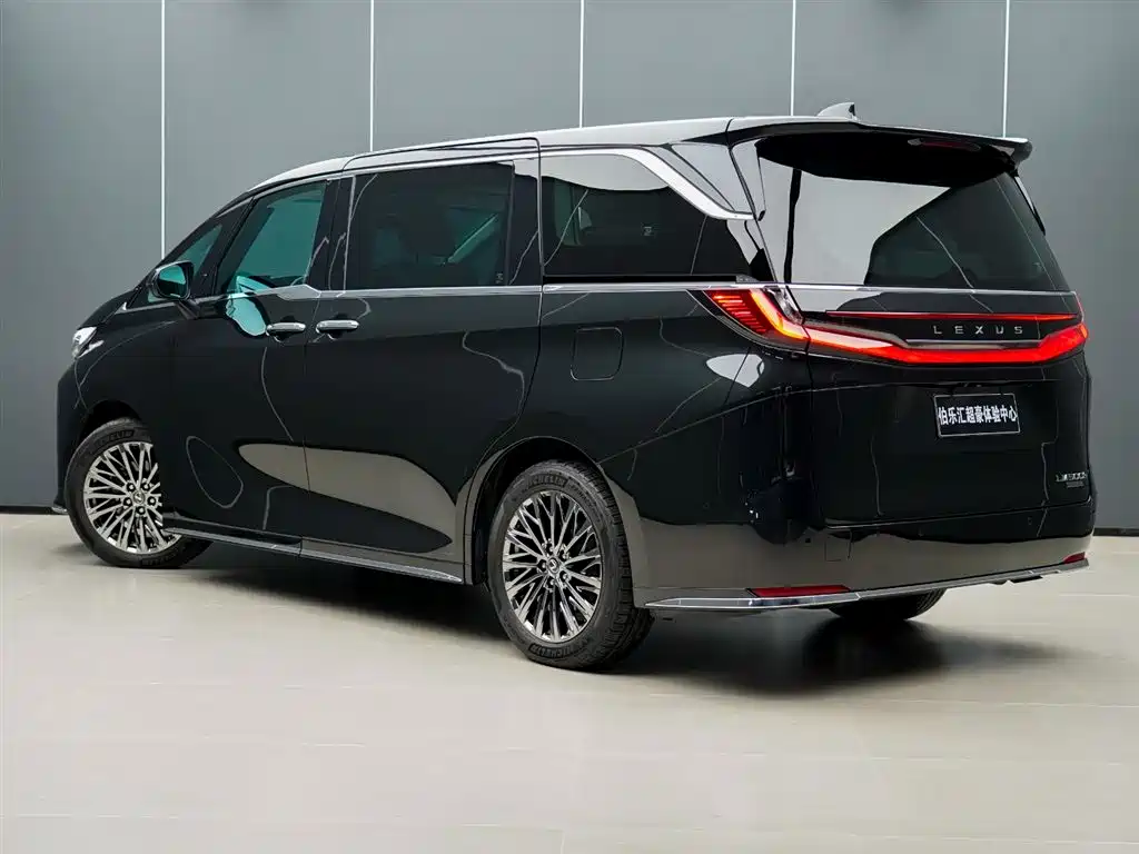 Lexus LM 2023 500h мест