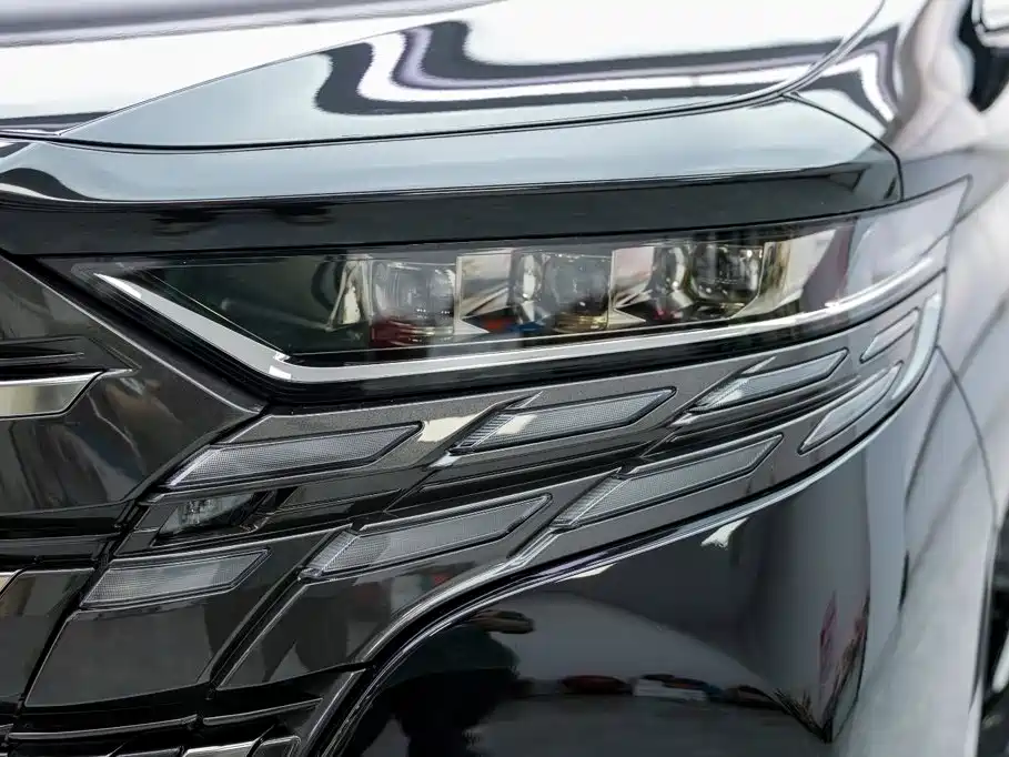 Toyota Alphard — миниатюра 2