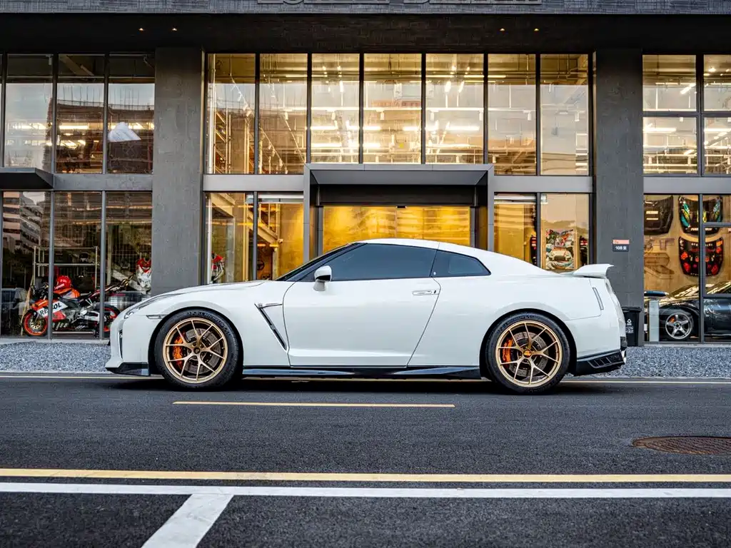 Nissan GT-R — миниатюра 3