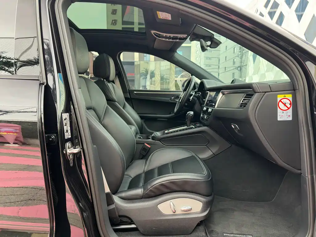PORSCHE MACAN