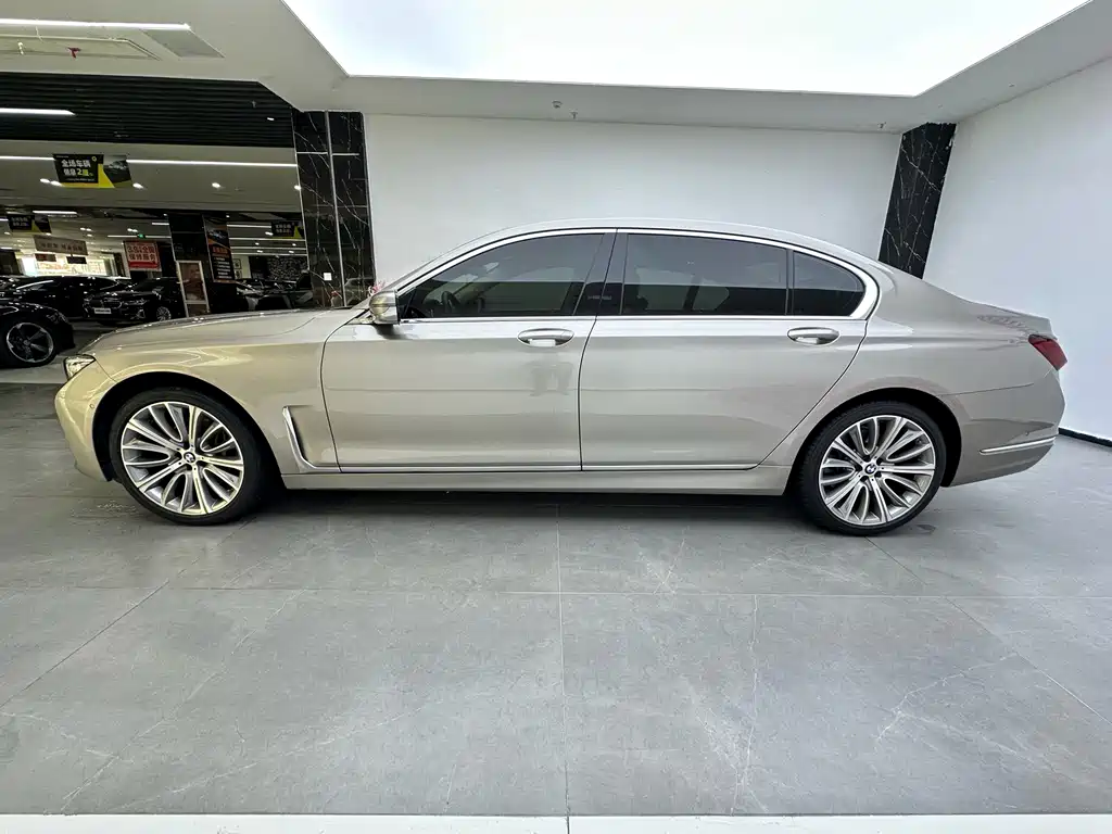 BMW 7 Series — миниатюра 10