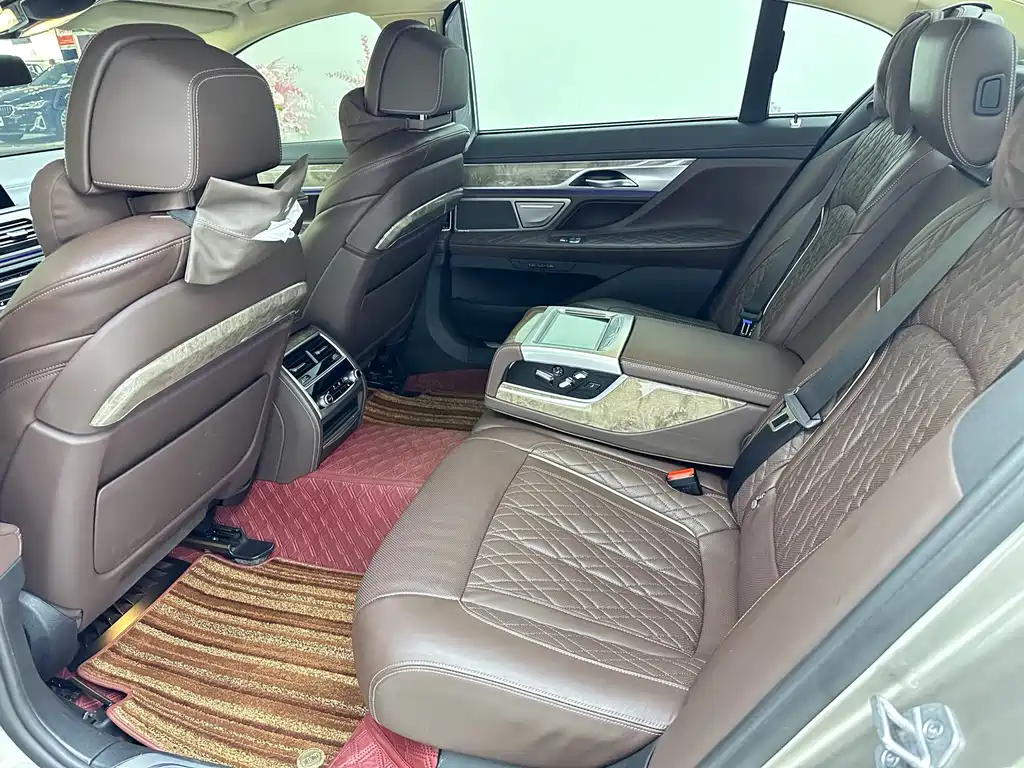 BMW 7 Series — миниатюра 19