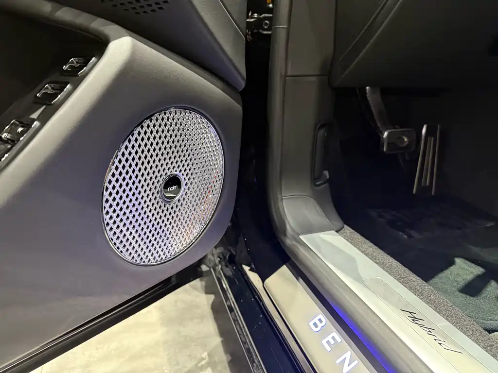 Bentley Flying Spur PHEV — миниатюра 11