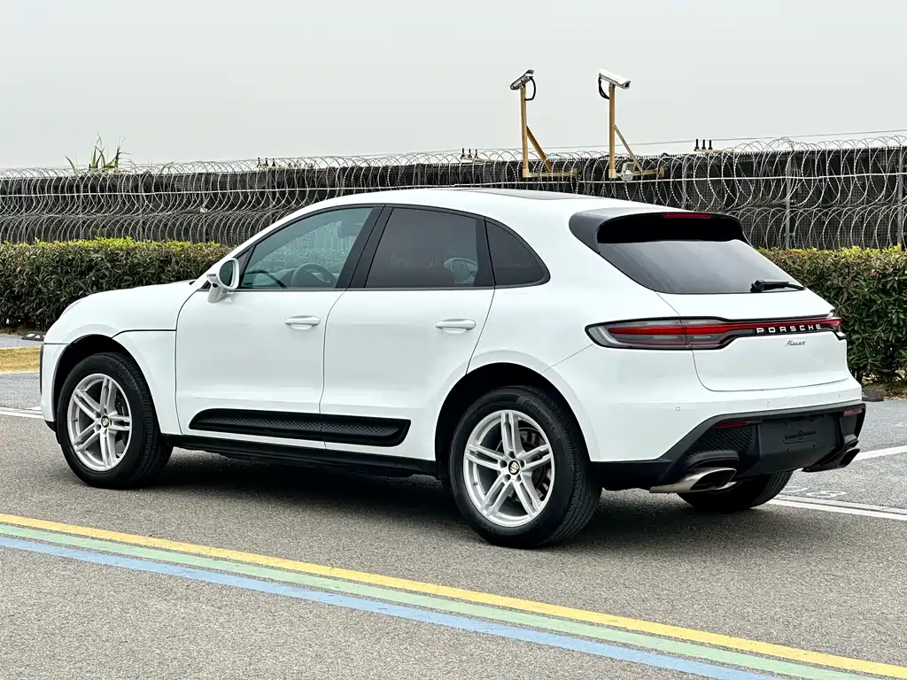 PORSCHE MACAN