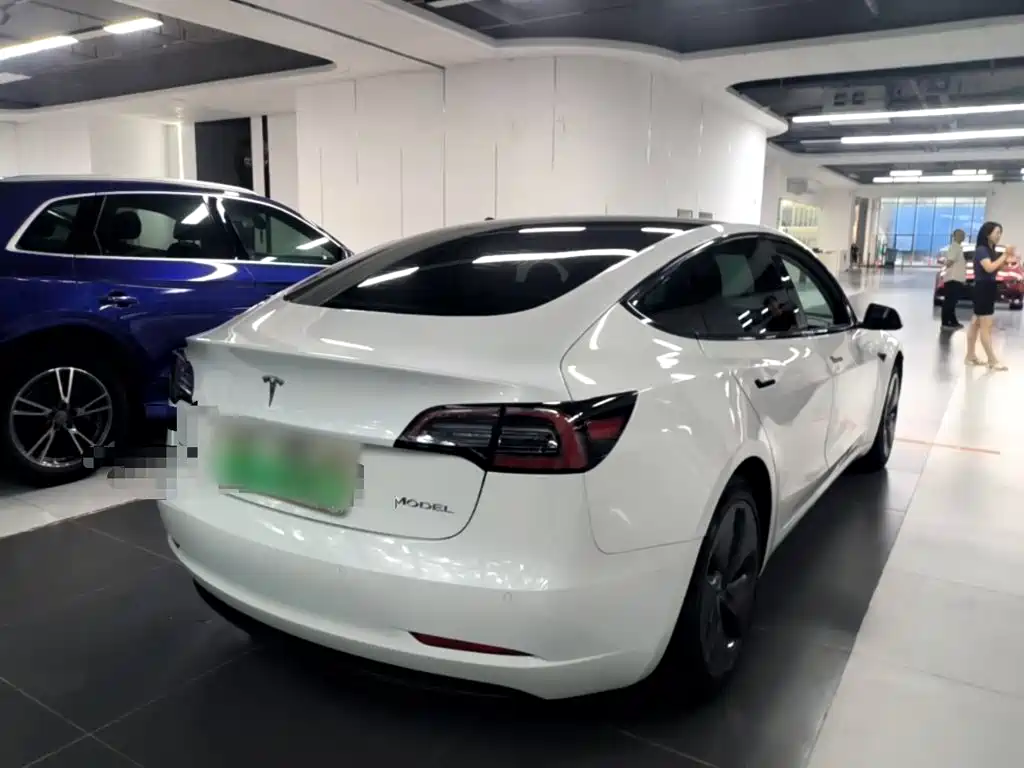 Tesla Model 3 — миниатюра 7