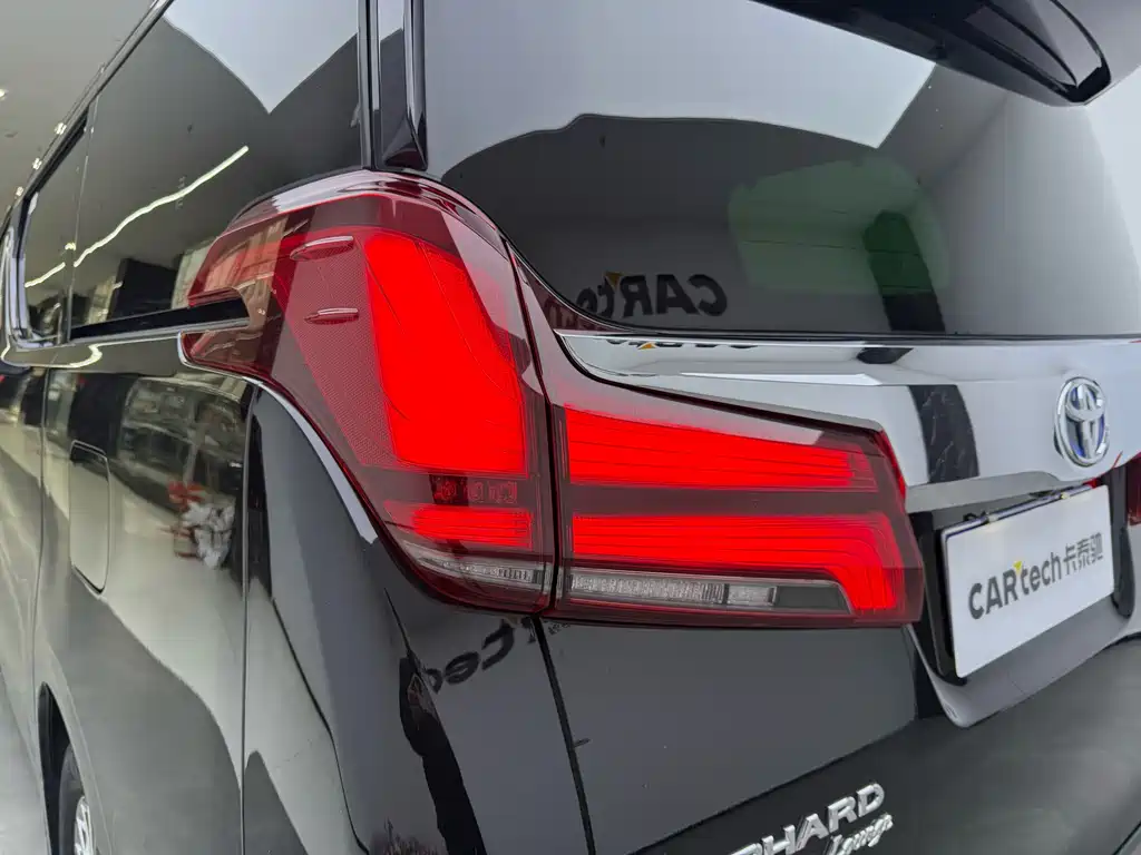 Toyota Alphard — миниатюра 6