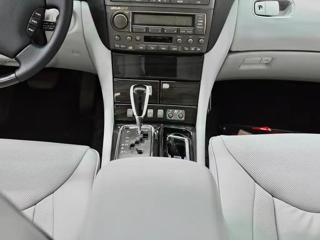 Lexus LS — миниатюра 15