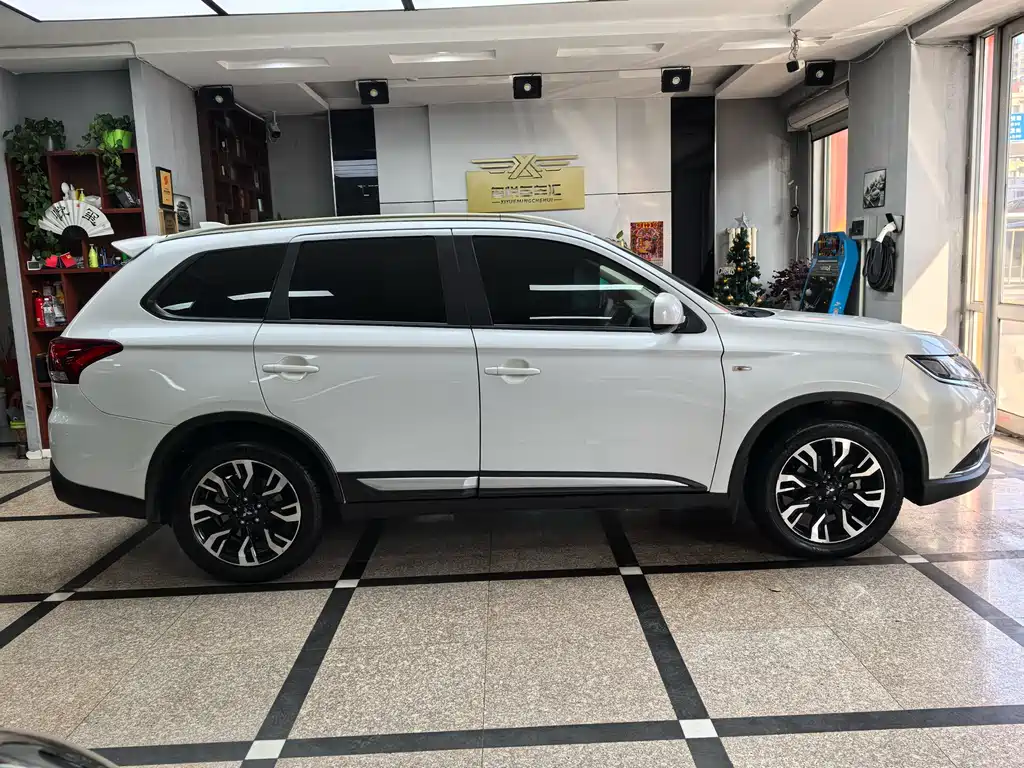 MITSUBISHI OUTLANDER