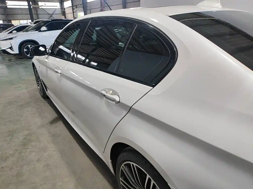 BMW 5 Series — миниатюра 5