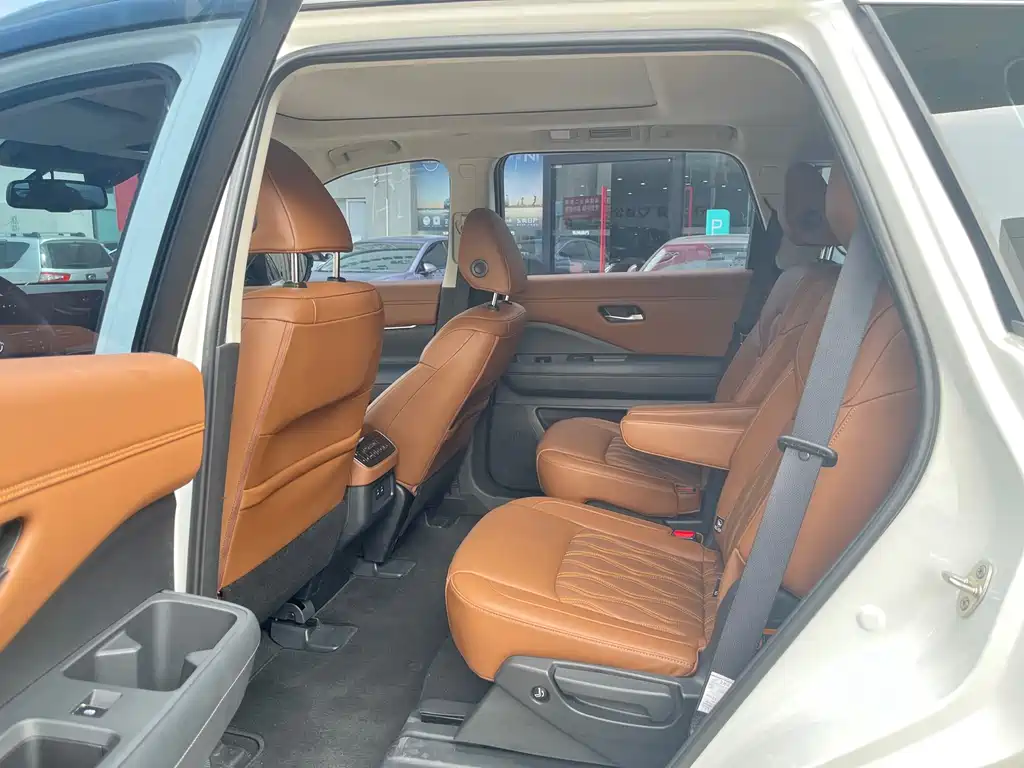 NISSAN EXPLORING THE LAND