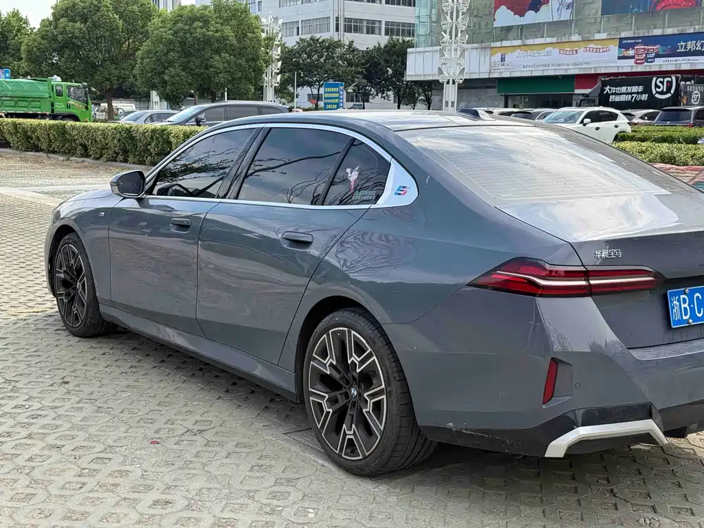 BMW 5 Series — миниатюра 7