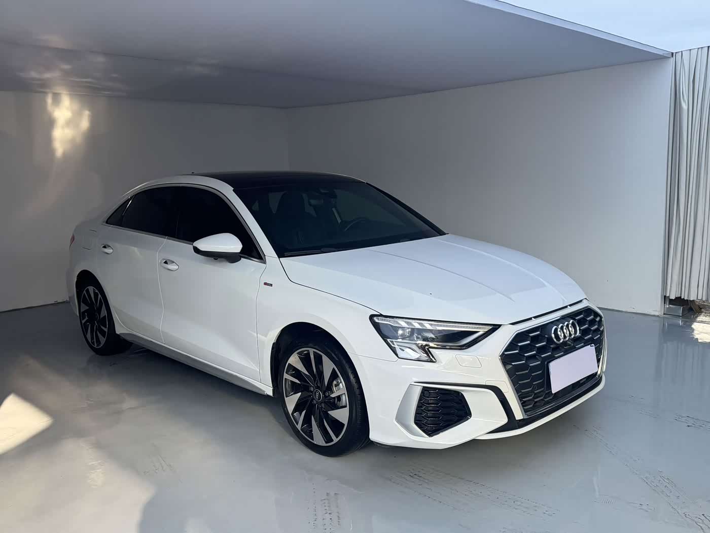 Audi A3 1.4 л 2023 г. Белый, пробег 33000 км