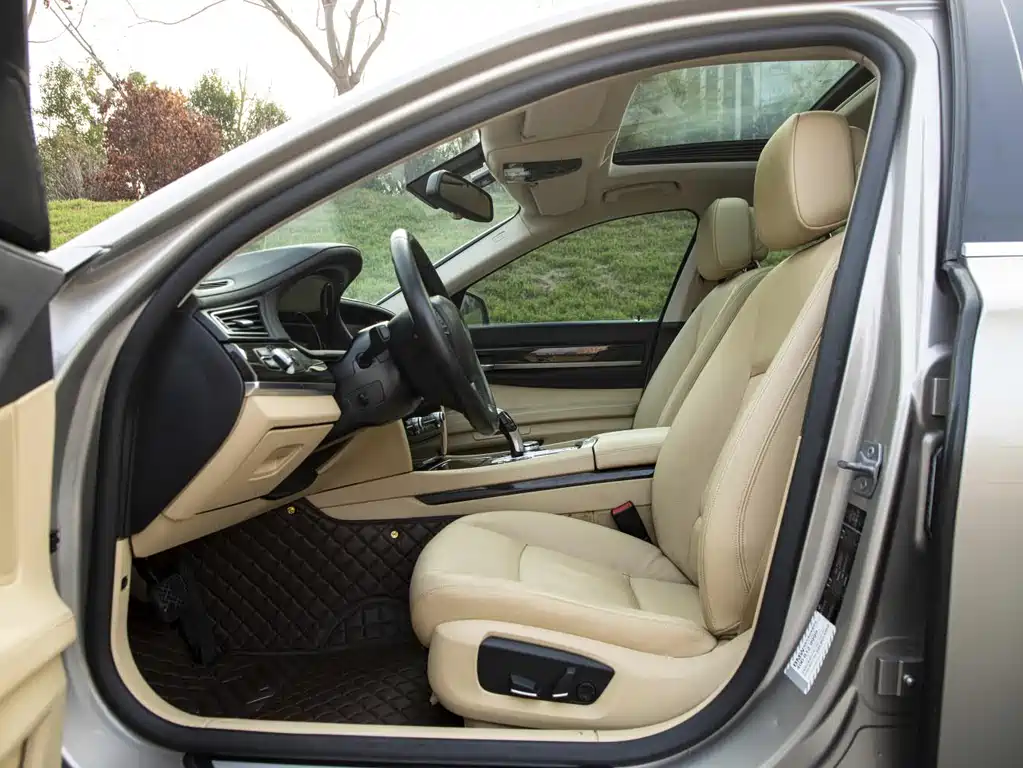 BMW 7 Series — миниатюра 11