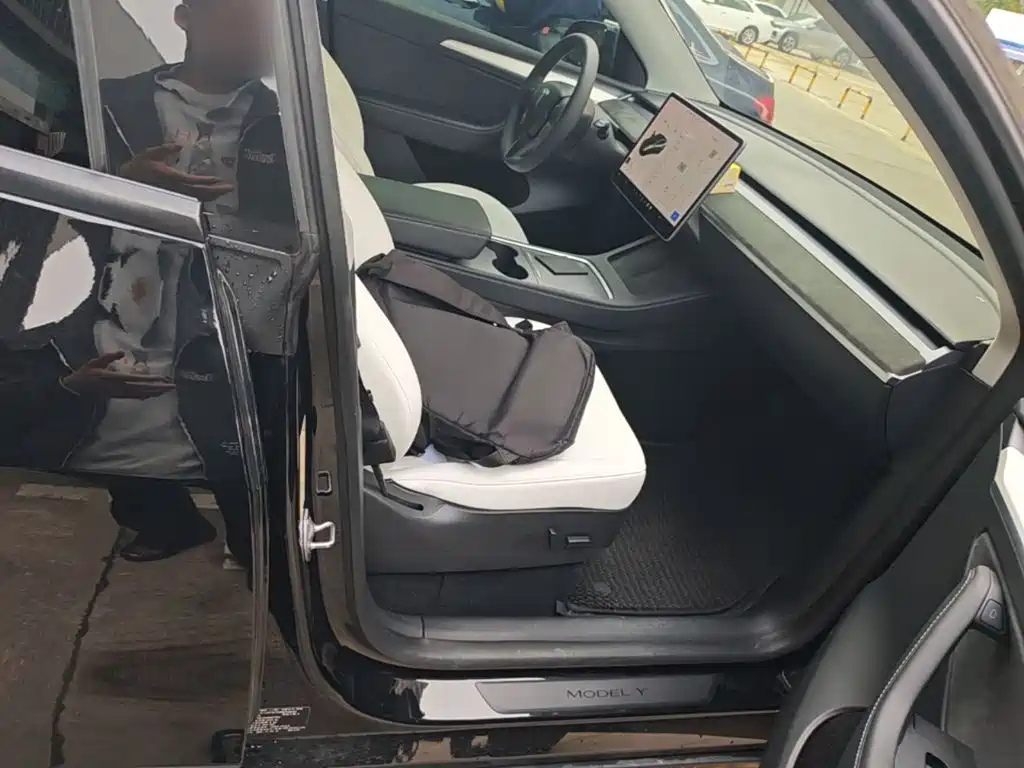 Tesla Model Y — миниатюра 25
