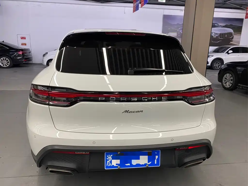 PORSCHE MACAN