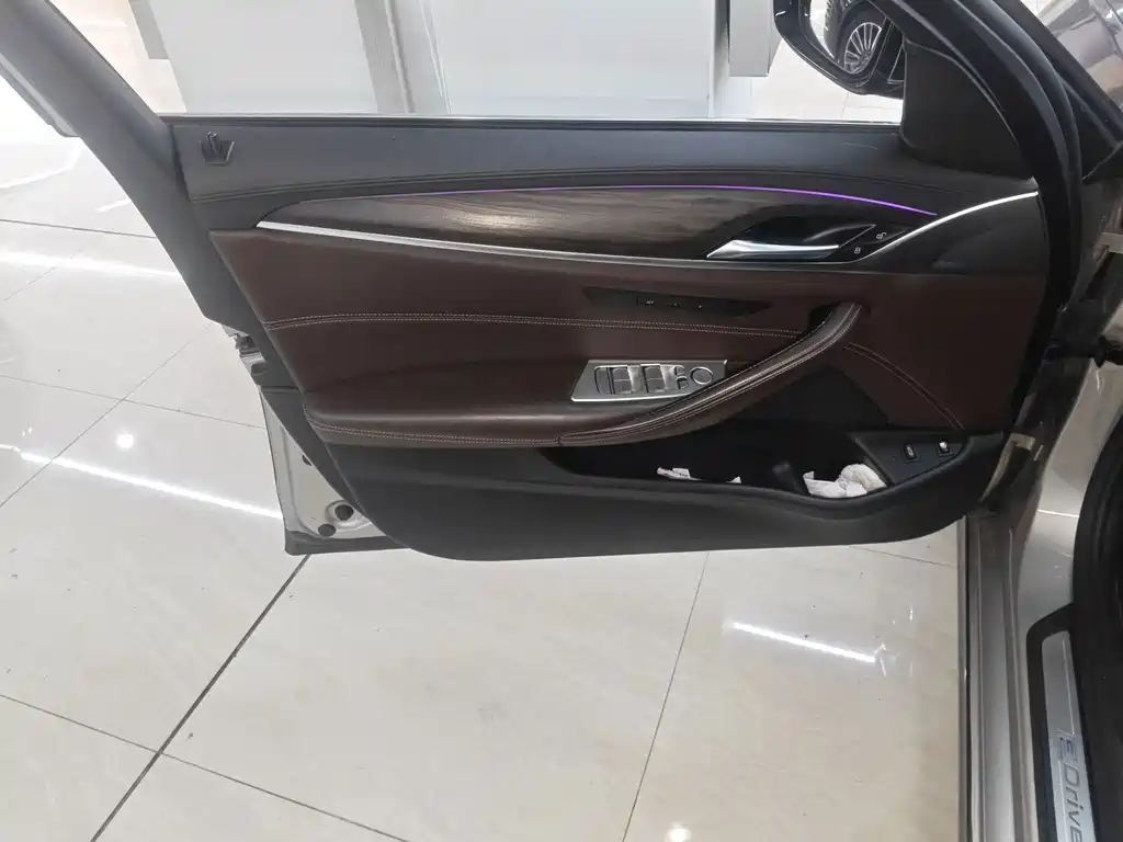 BMW 5 Series New Energy — миниатюра 5